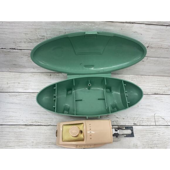 Vintage Retro SINGER #2482607 Clamshell Plastic Case Buttonholer Attachment - Picture 11 of 12